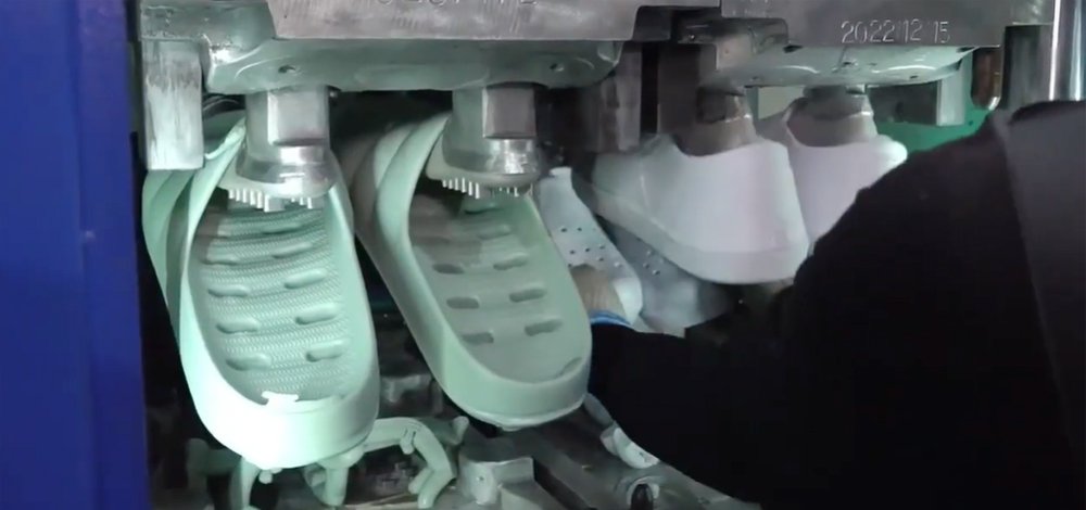 Deran Custom Crocs Suppliers Manufacturing Process